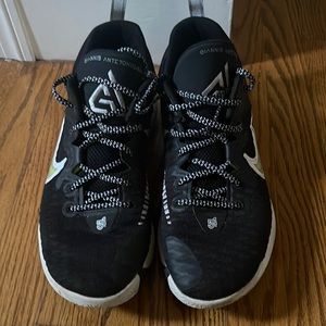 Men’s Nike Giannis shoes size 11
